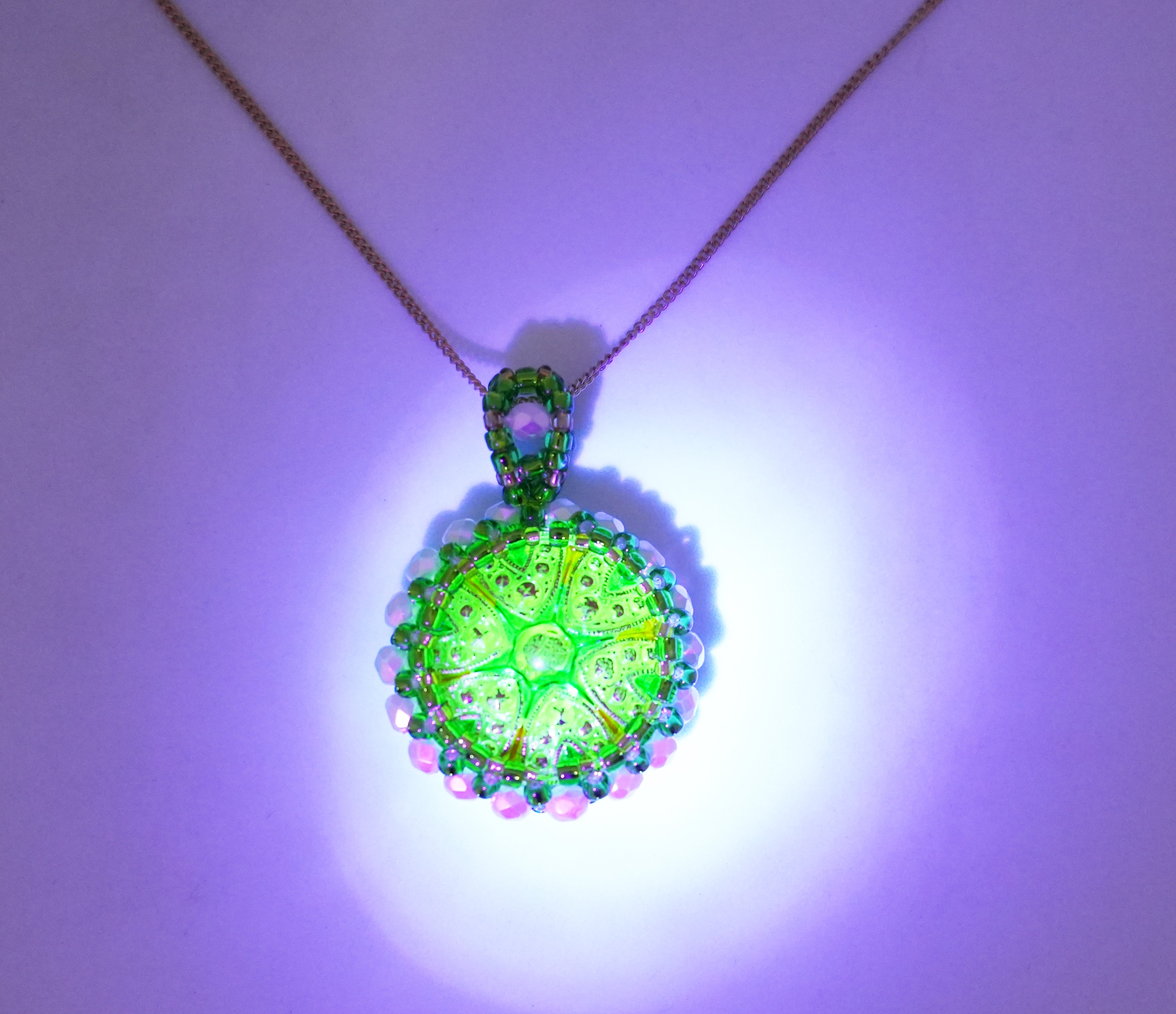 ボヘミアガラスボタンネックレス（ウランガラス）