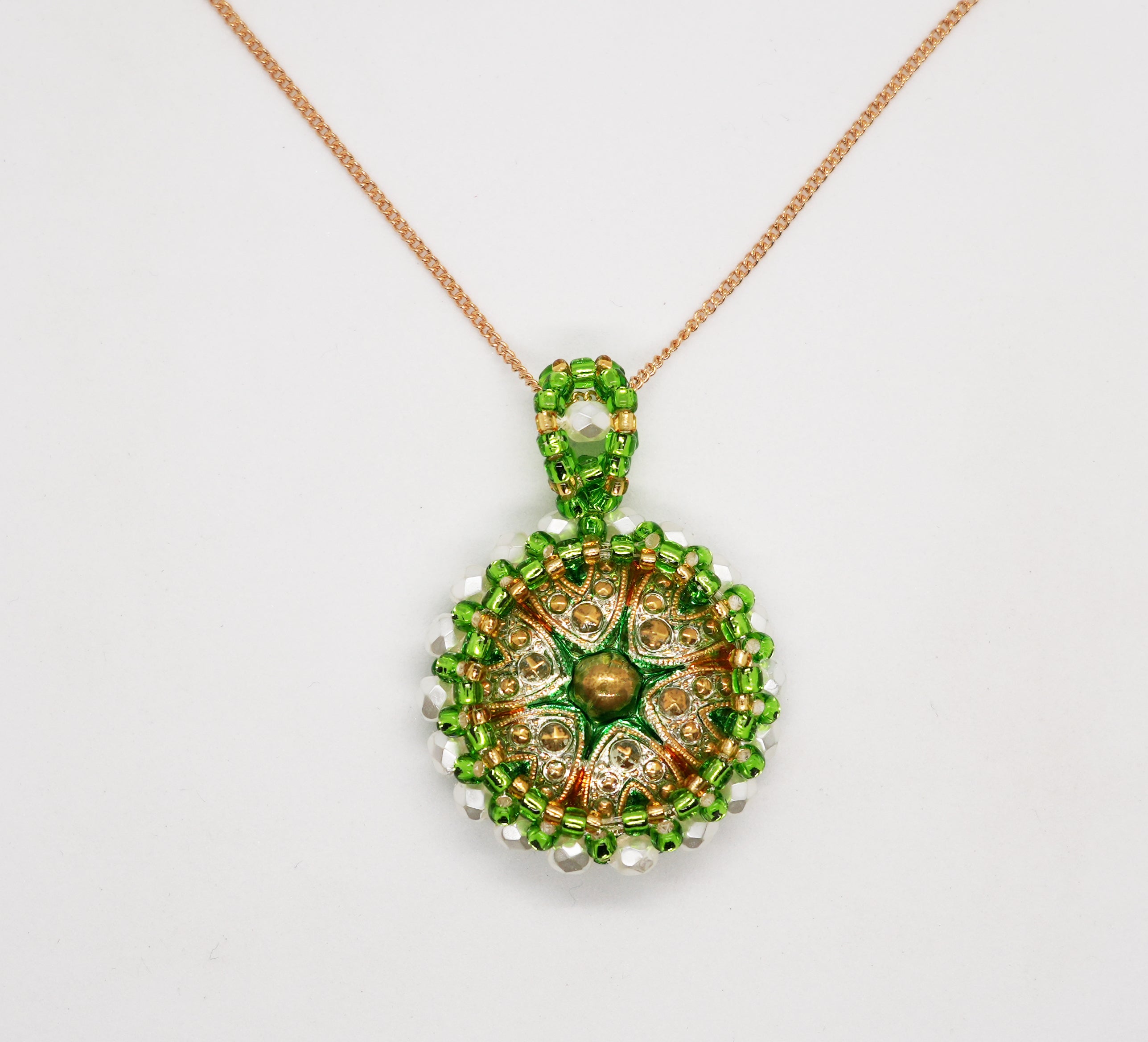 ボヘミアガラスボタンネックレス（ウランガラス）