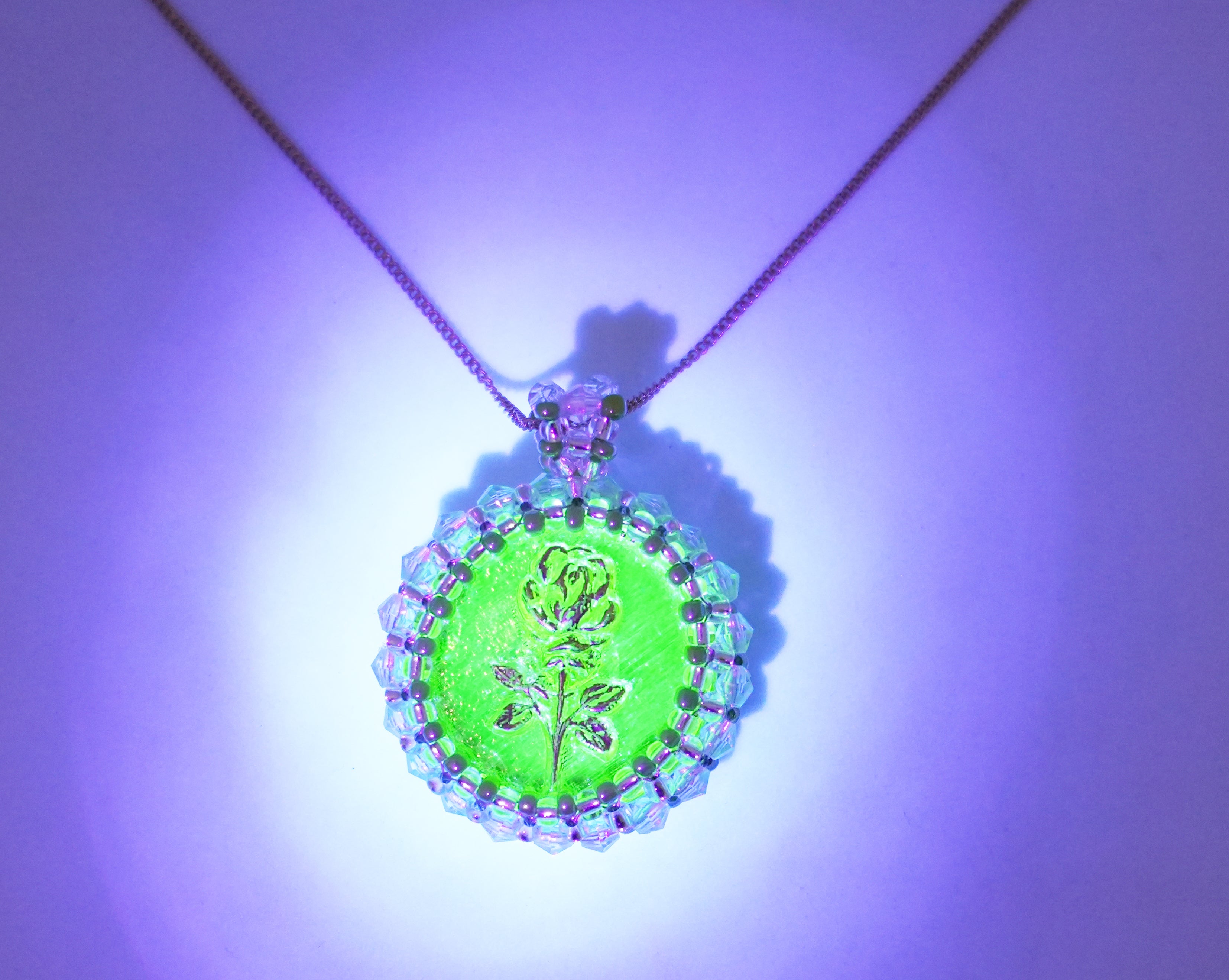 ボヘミアガラスボタンネックレス（ウランガラス）