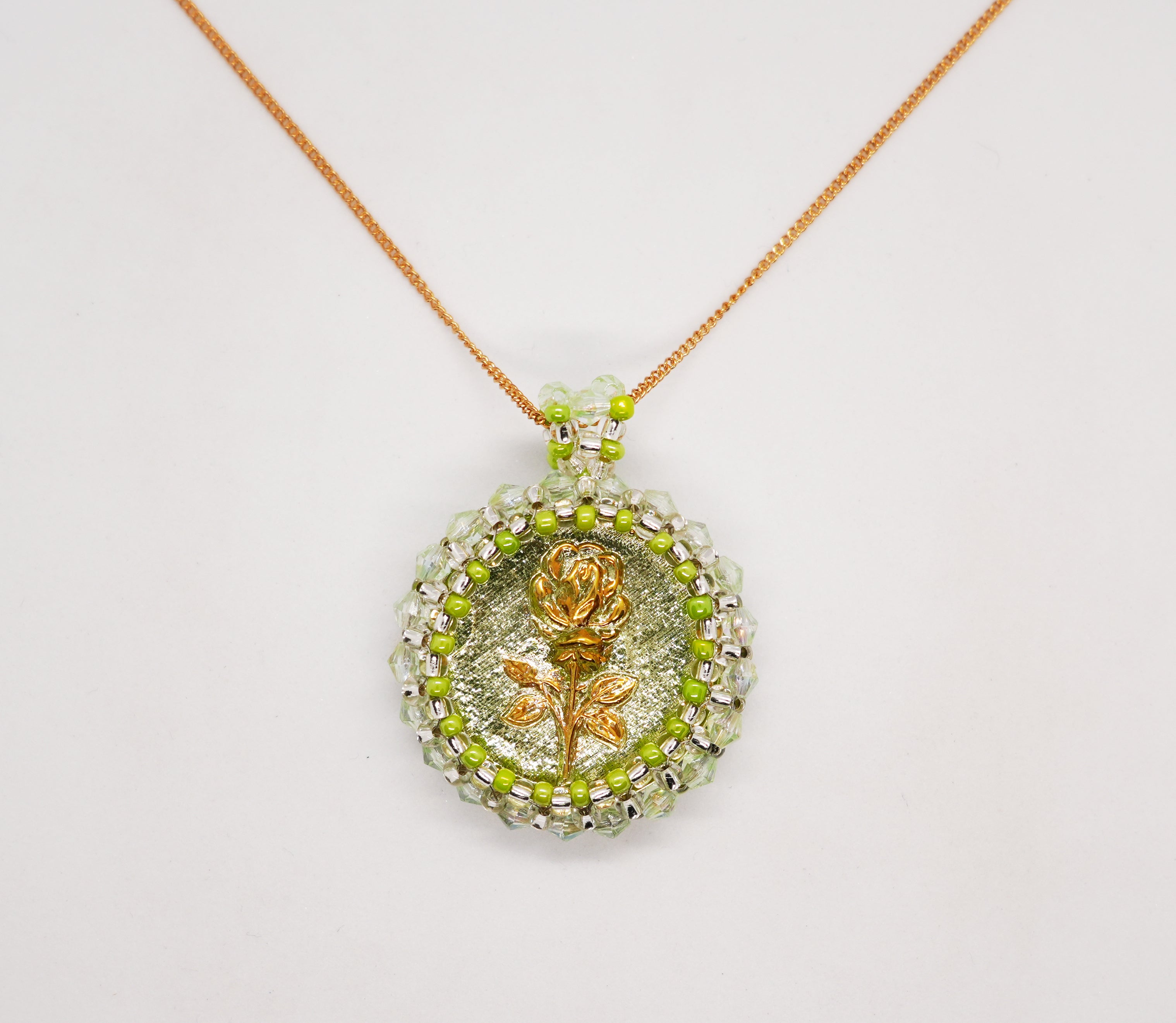 ボヘミアガラスボタンネックレス（ウランガラス）