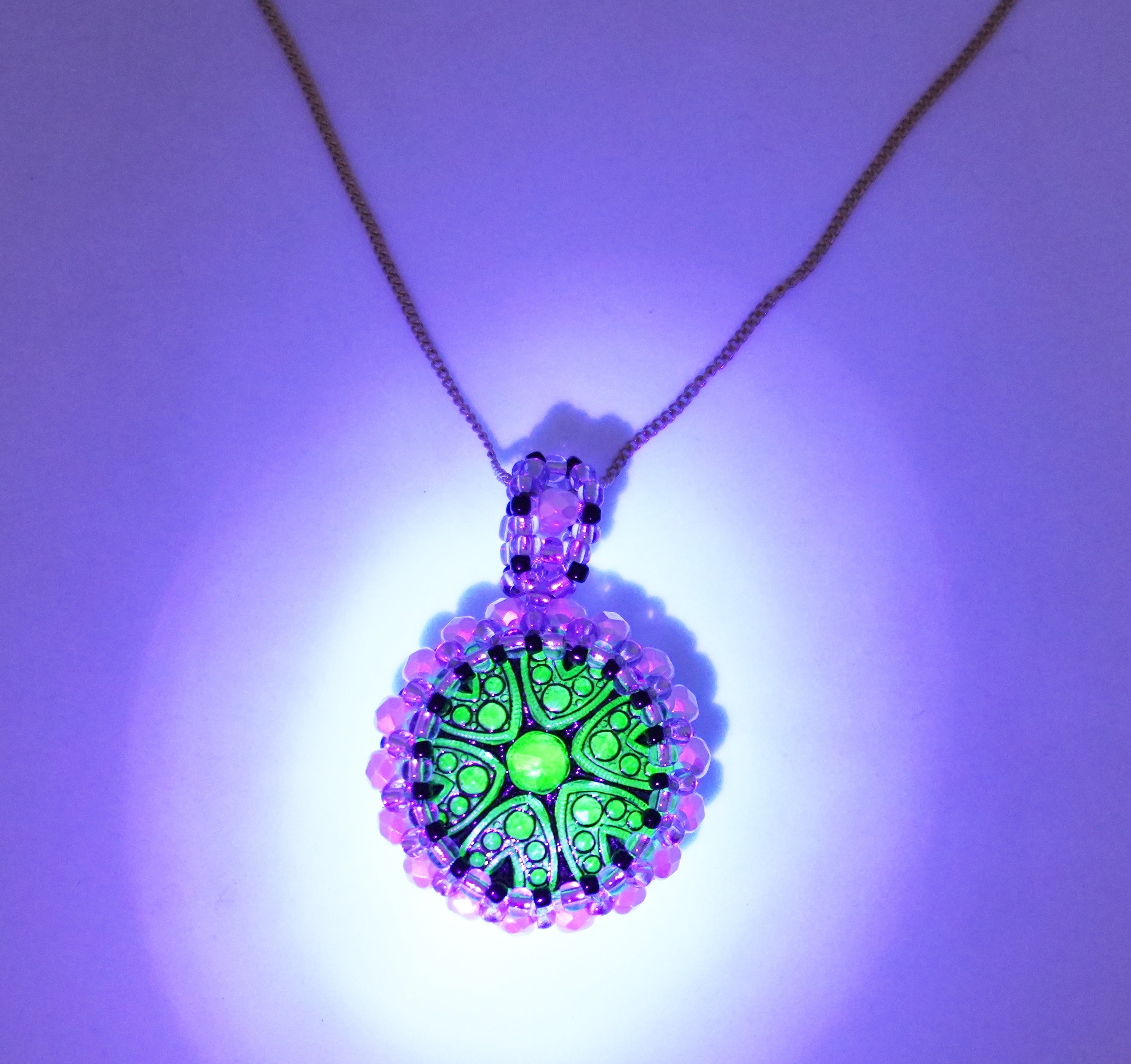 ボヘミアガラスボタンネックレス（ウランガラス）