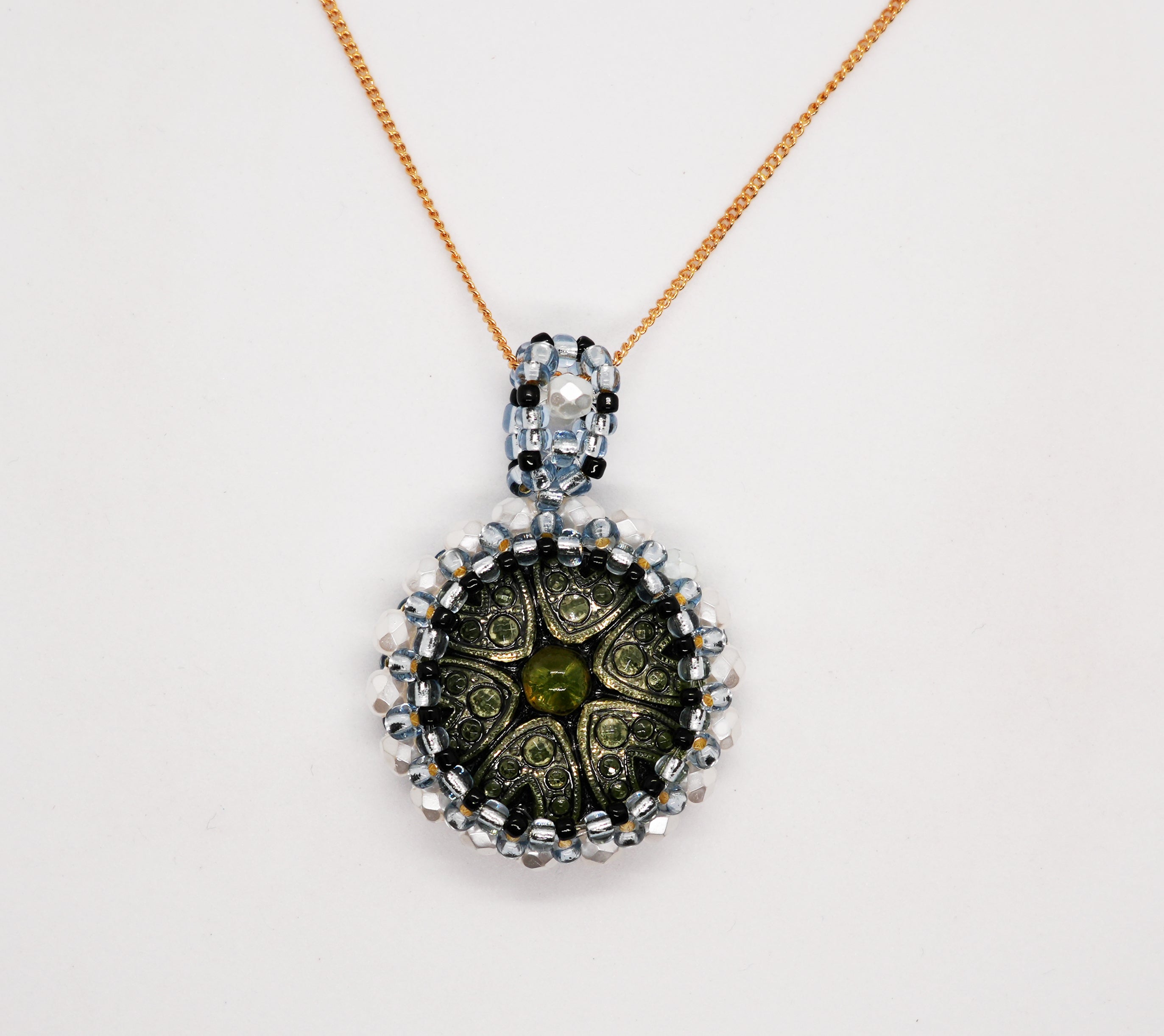 ボヘミアガラスボタンネックレス（ウランガラス）