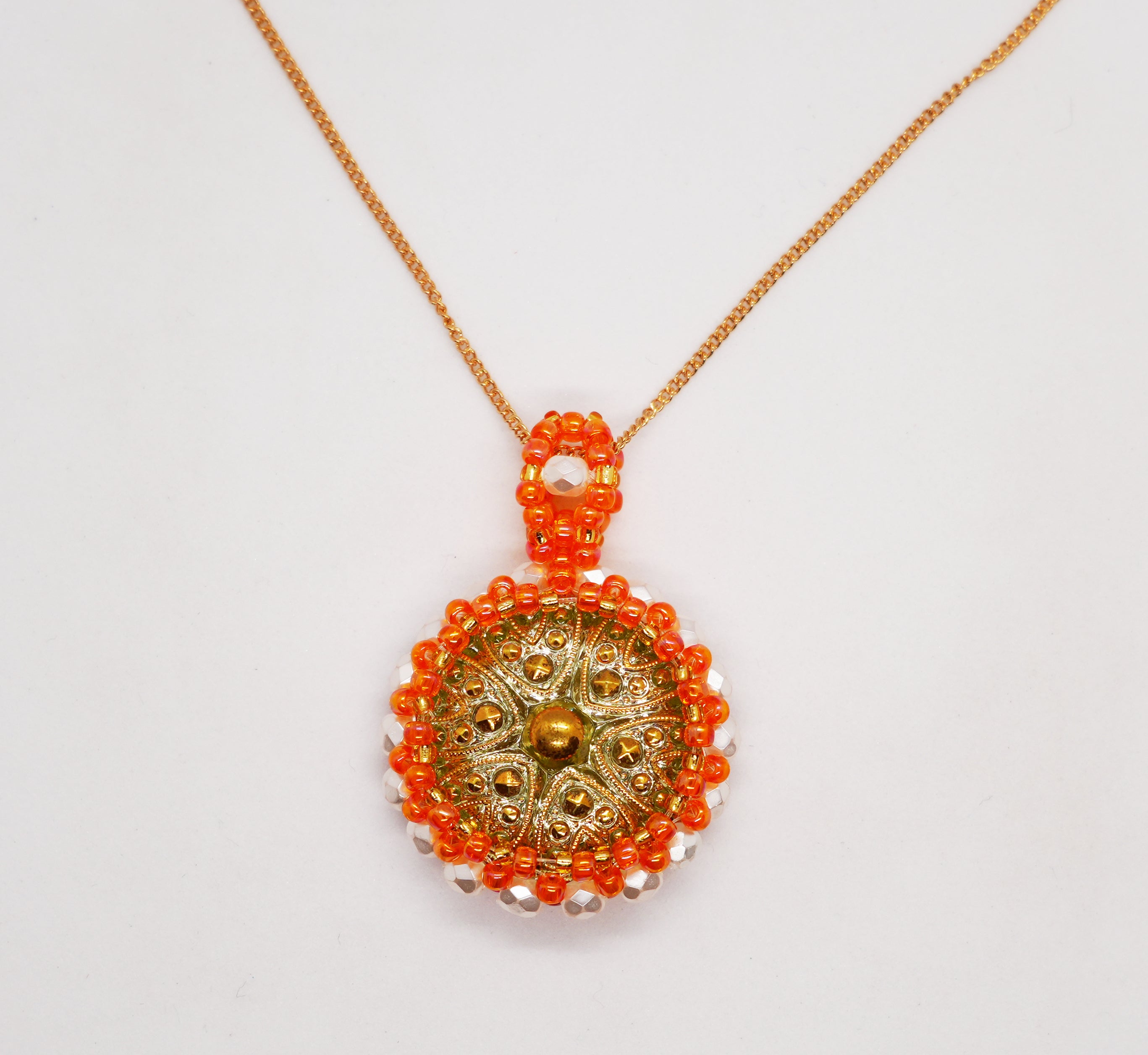 ボヘミアガラスボタンネックレス（ウランガラス）