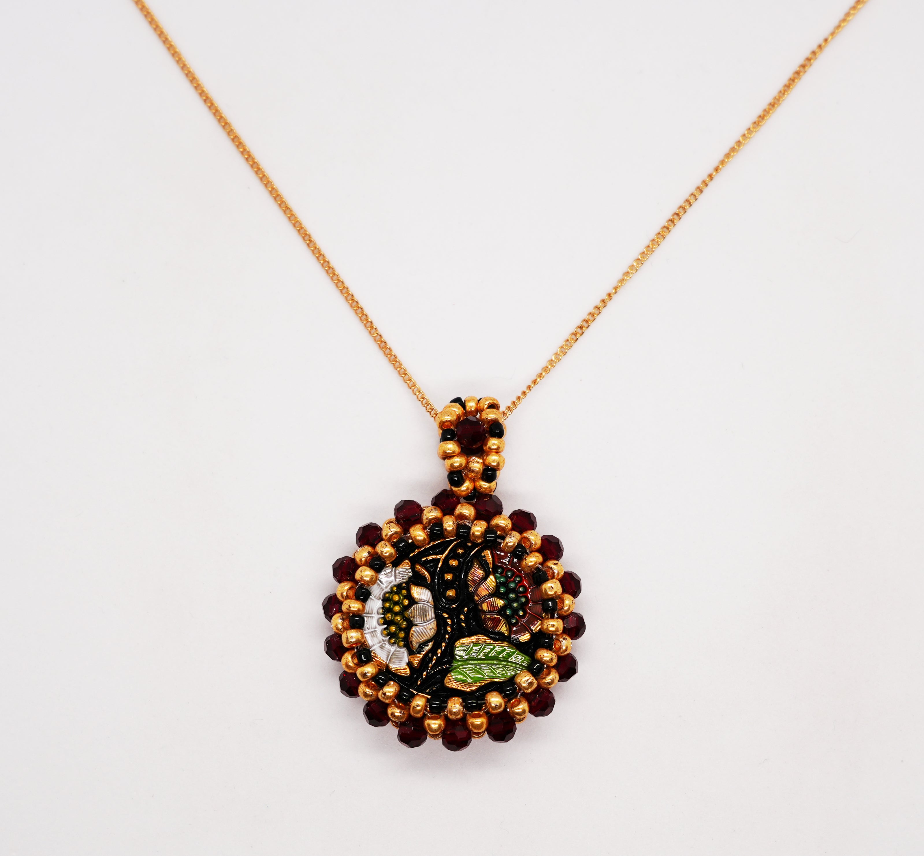 ボヘミアガラスボタンネックレス