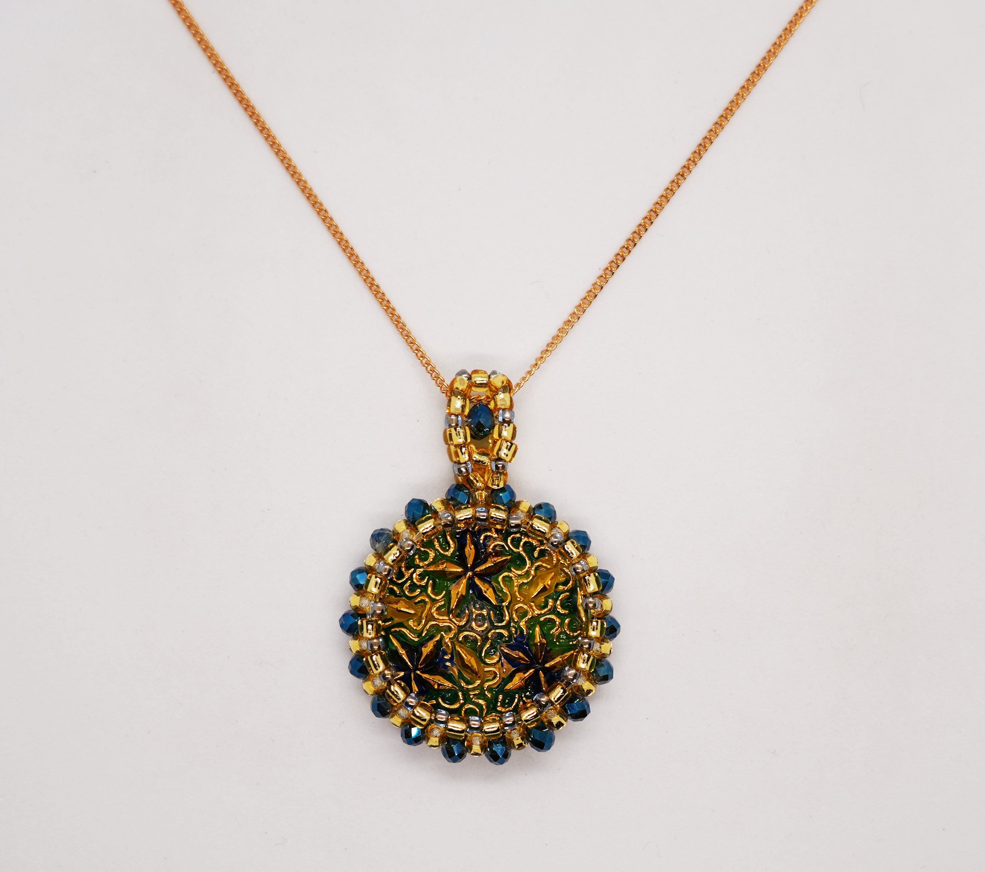 ボヘミアガラスボタンネックレス